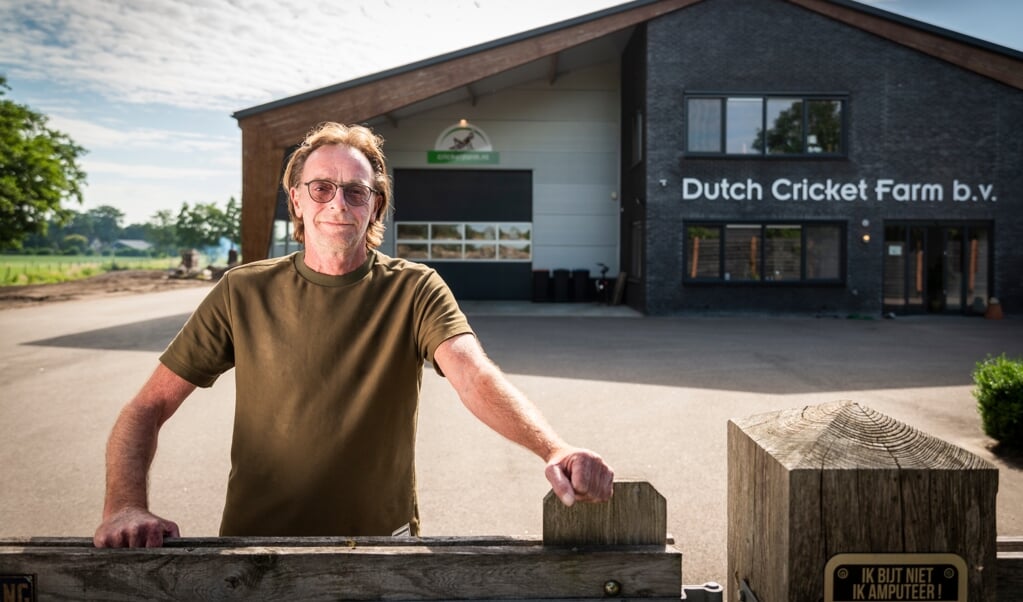 Koos van Hamersveld bij de Dutch Cricket Farm aan de Donkervoorterweg in het buitengebied van Barneveld.