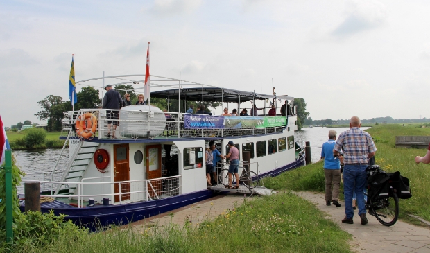 <p>De passagiers worden met hun fiets door de vrijwilligers aan boord verwelkomd: ,,Waar gaat de reis naartoe?"</p>