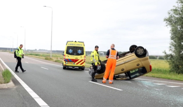 <p>Door onbekende redenen kwam de auto op z’n kop.</p>