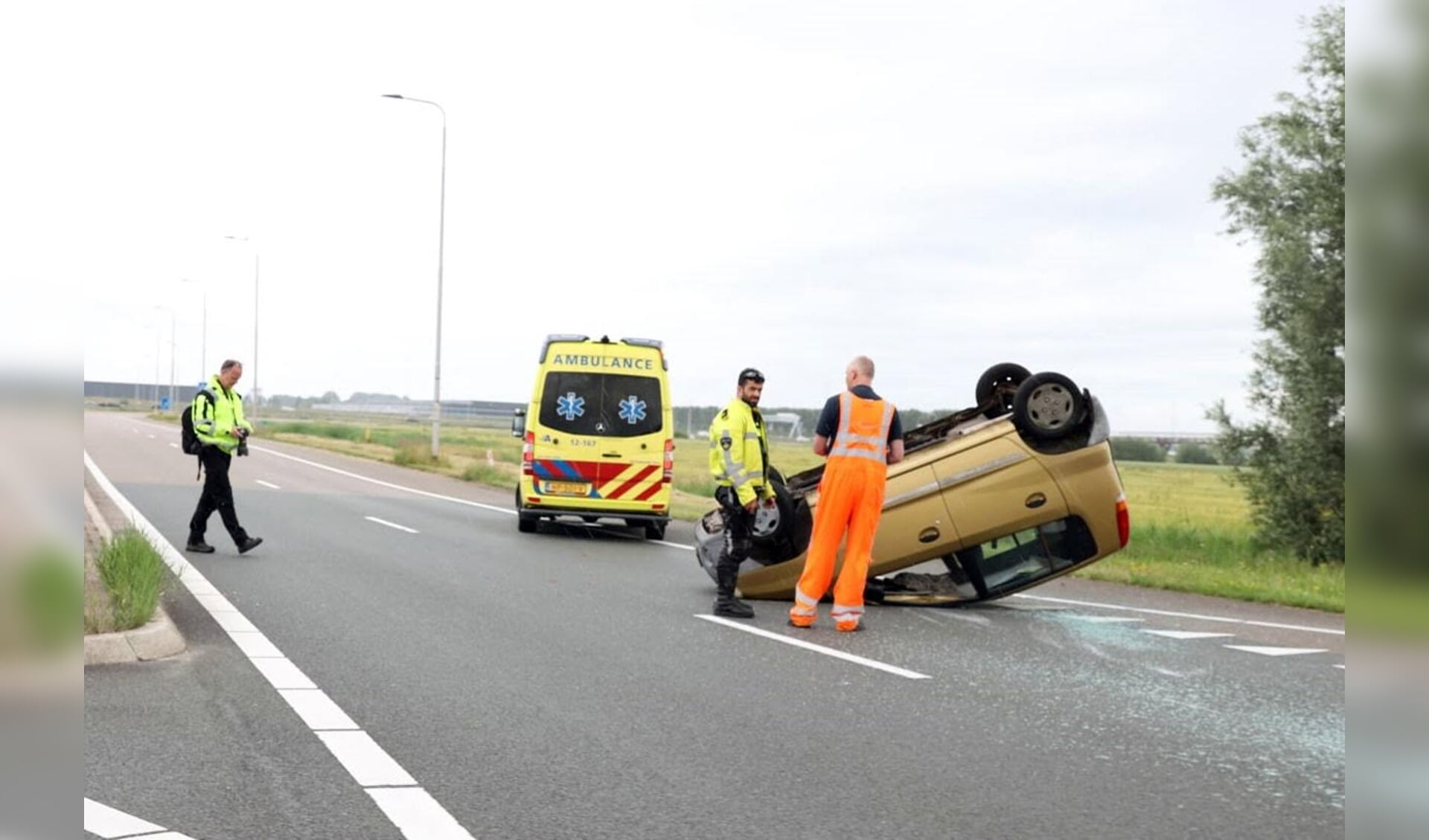 Door onbekende redenen kwam de auto op z’n kop.