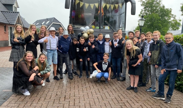 <p>Groep 8 van De Pelikaan bij de feestbus.</p>