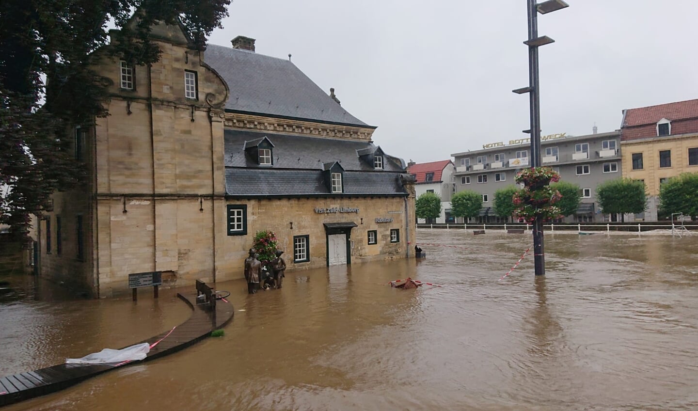 Het regent wat minder maar het water staat nog steeds hoog in de Valkenburgse straten