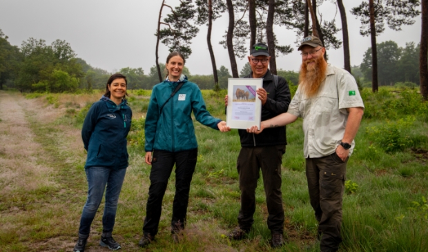 <p>Marinus Roseboom (tweede van rechts) ontvangt het certificaat namens de Stichting Wisent op de Veluwe. Rechts naast hem Dirk Goudkuil van Staatsbosheer. Links naast Roseboom Judith Slagt van Ark Natuurontwikkeling en directeur Raquel Filgueiras van Rewilding Europe.</p>