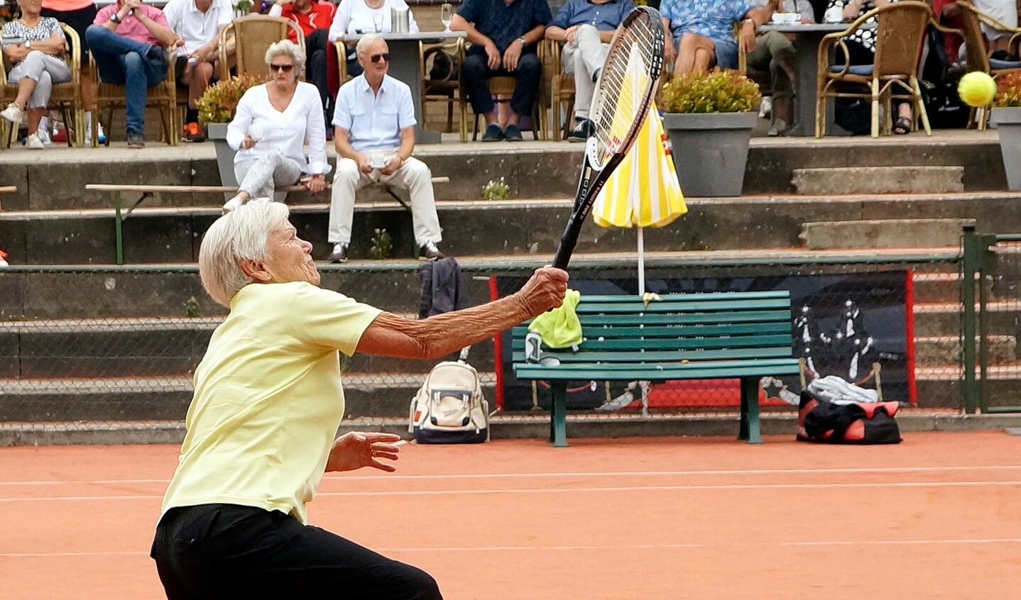 Bep Out is 78 jaar en doet vanaf het eerste Keimeppers 50+ toernooi mee.