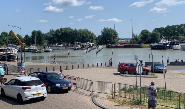 De situatie bij de Wijkse haven op zondag 12:30 uur. De parkeerplaatsen kunnen niet worden gebruikt