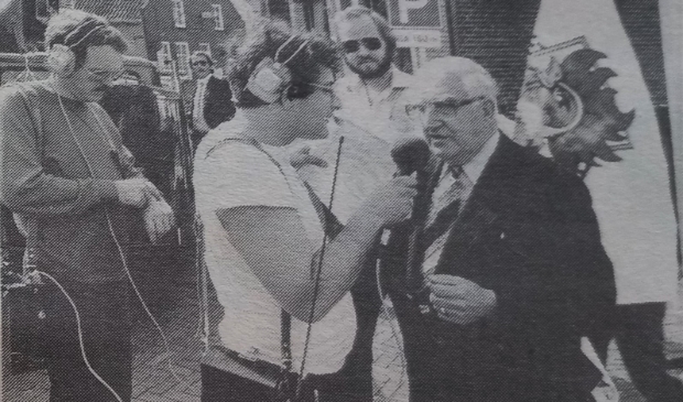 <p>Frits Spits interviewt meester Bohré voor VARA-radio.</p>