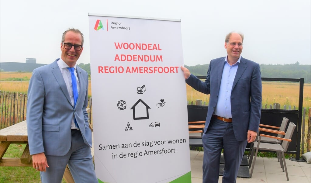 Wethouder Harke Dijksterhuis en Peter Toonen, directeur van de Woningstichting Nijkerk.