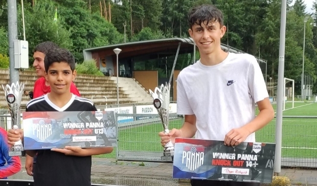 <p>De winnaars van de Panna Knock Out in Soesterberg, Tom Hilhorst
(rechts) uit Renswoude en Salah Edinne uit Soesterberg.</p>