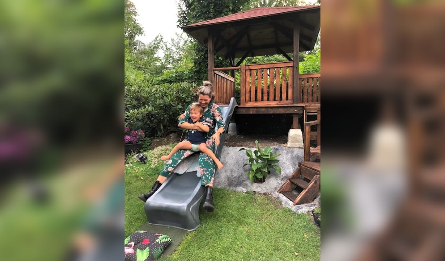 'Zomer ‘gieren’ in de eigen achtertuin. De foto is gemaakt op 8 juli in de achtertuin van ons huis in Leusden. Op de foto zijn mijn dochter en kleindochter te zien, die de nieuwe glijbaan uitproberen van het kinderhuisje dat ik in onze tuin aan het bouwen was.'