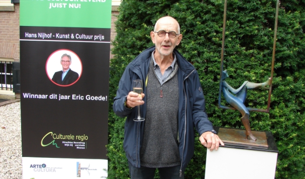 <p>Eric Goede met het winnende beeld</p>
