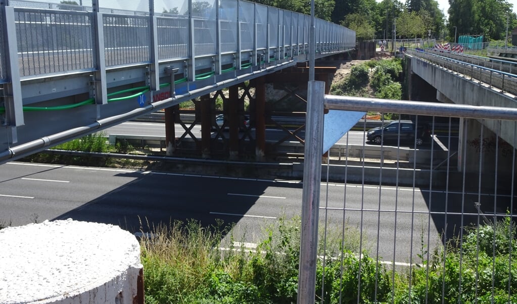 Naast het Kazernepad is een nieuwe tijdelijke brug gebouwd.