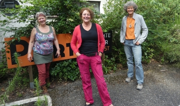 <p>V.l.n.r.: Marga Damman, Elzelien Jansen en Joke L.C. van Beetem.</p>