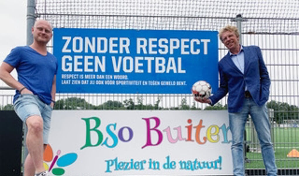 Jan-Willem Lansaat van BSO Buiten (l) en Everjan Stagge, voorzitter SV Baarn (r).
