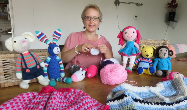<p>Jolanda haakt knuffels voor kinderen en is op zoek naar andere vrijwilligers die ook mee willen doen.</p>