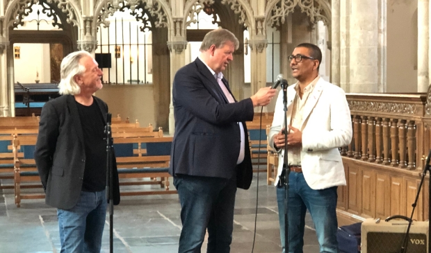<p>Het publiek werd toegesproken door Harold Warmelink, directeur van Theater Flint en huidig programmadirecteur Jörgen Raymann, </p><p>en nieuw programmadirecteur Lucas van Merwijk.</p>