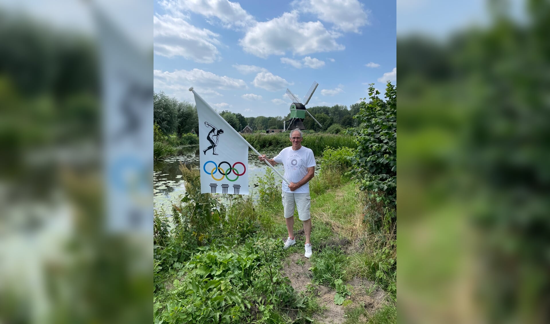 Cees met zijn unieke Olympische vlag, liefst was hij op de atletiekbaan op de foto gegaan