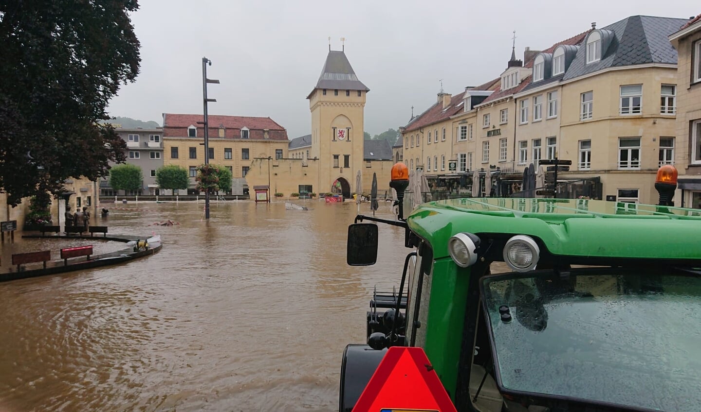 Het regent wat minder maar het water staat nog steeds hoog in de Valkenburgse straten