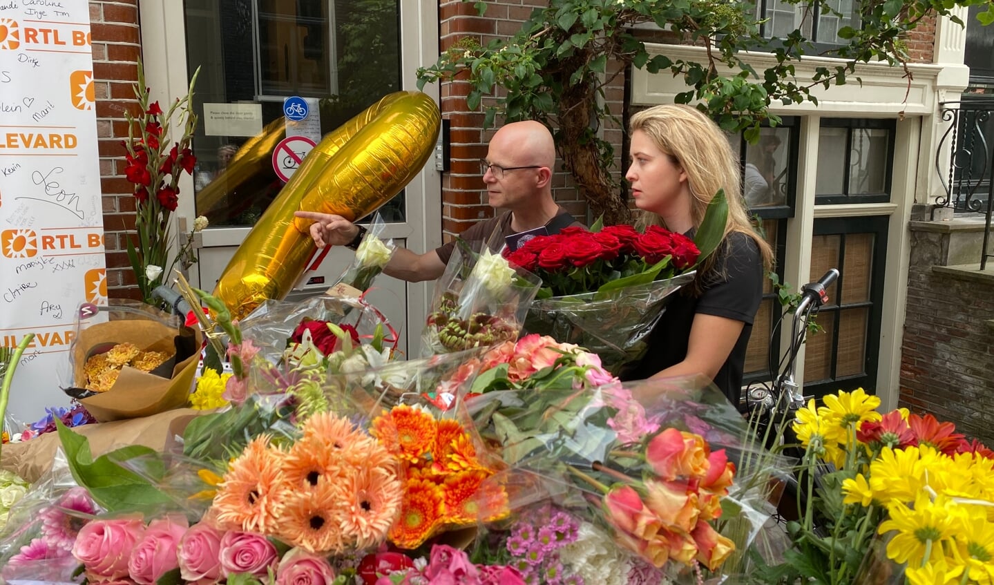 Theo Boer (links) en Nathalie de Bruin (rechts) op de plek waar Peter R. de Vries in Amsterdam werd neergeschoten.