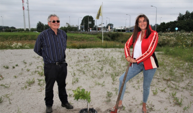 <p>Peter Hendriks en wethouder Marja Ruigrok staan klaar om te beginnen.</p>
