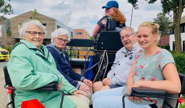 Ouderen rijden mee op de menwagen