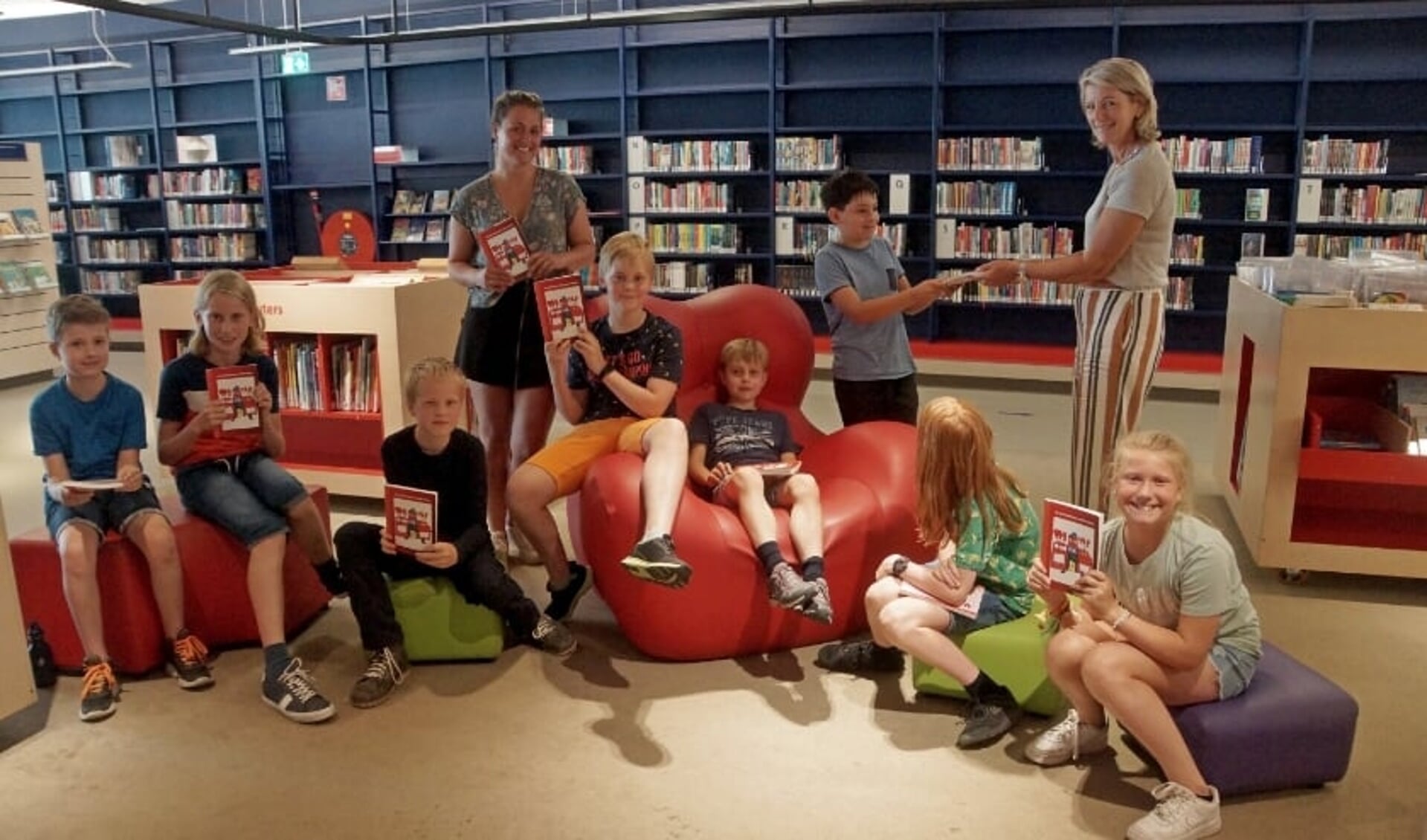 De schoolkrantredactie samen met Ivanka de Ruyter op bezoek bij José Tammer in de bibliotheek.