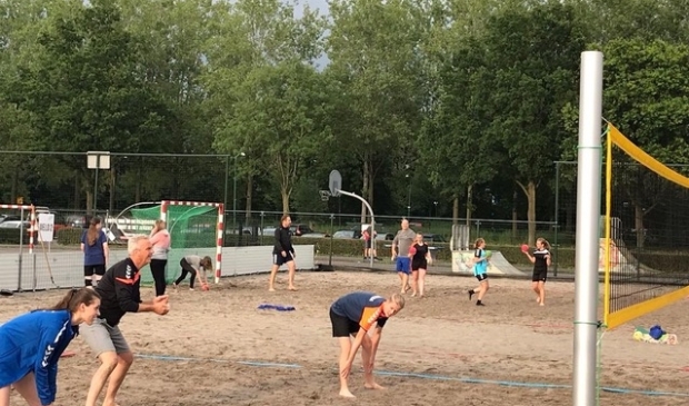 <p>Wethouder Vos staat klaar om de bal te ontvangen tijdens een partijtje beachvolleybal.</p>