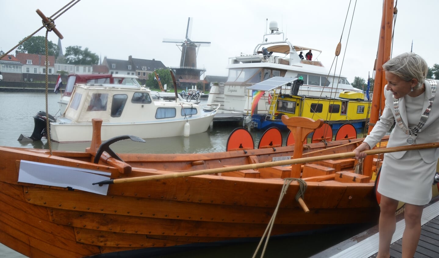 Burgemeester Iris Meerts onthuld de naam van het Vikingschip doreStat-1