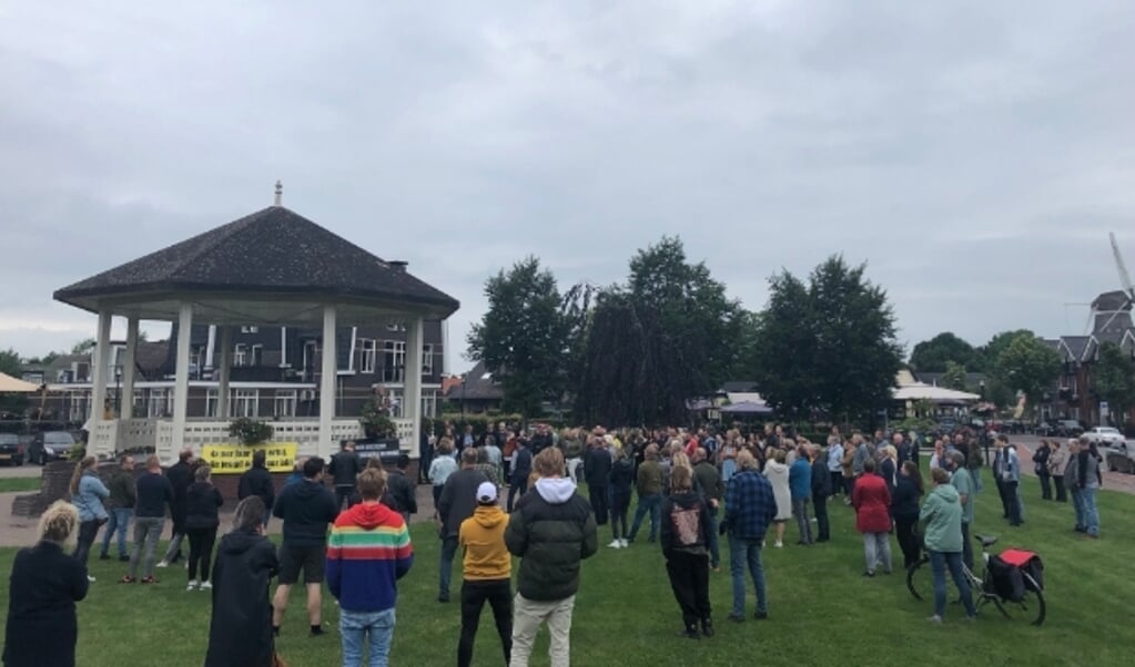 Zo'n 200 mensen protesteerden donderdag tegen het nieuwe evenementenbeleid van de gemeente Ermelo.