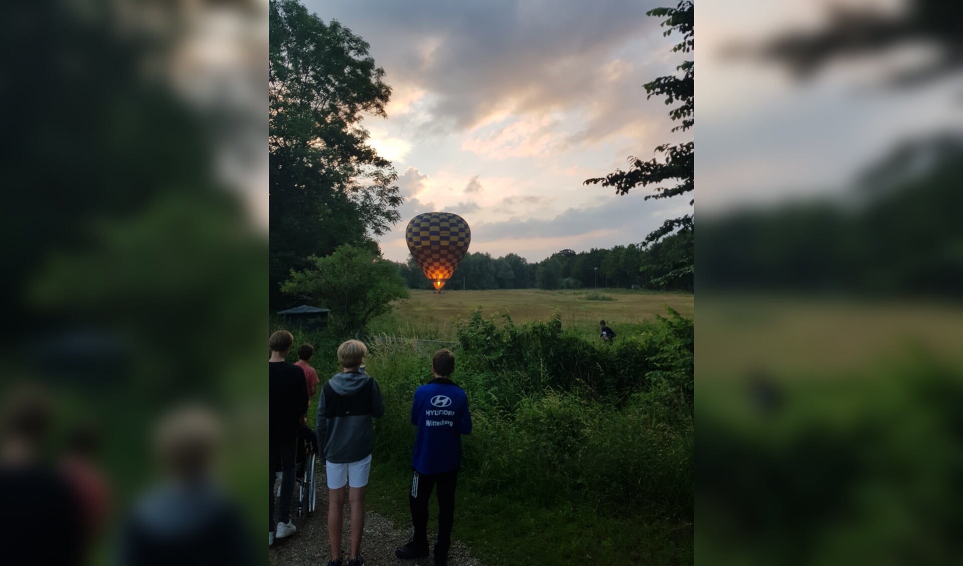 Landing luchtballon op schaatsbaan Bunnik, 