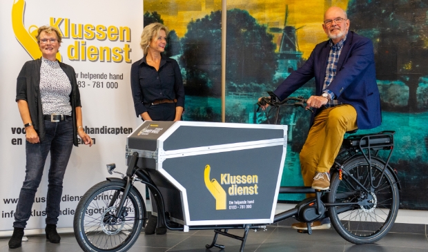 Op de foto de Marlene van Rooijen en Geke Hekman van Inner Wheel en Wietse Meerman, de nieuwe voorzitter van de Stichting Klussendienst.