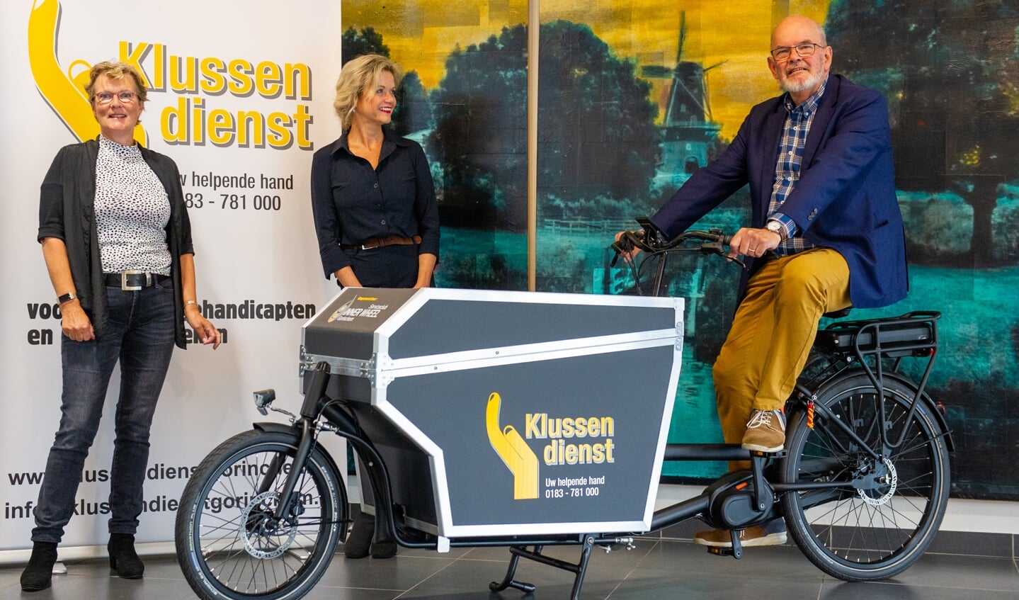 Op de foto de Marlene van Rooijen en Geke Hekman van Inner Wheel en Wietse Meerman,  de nieuwe voorzitter van de Stichting Klussendienst.