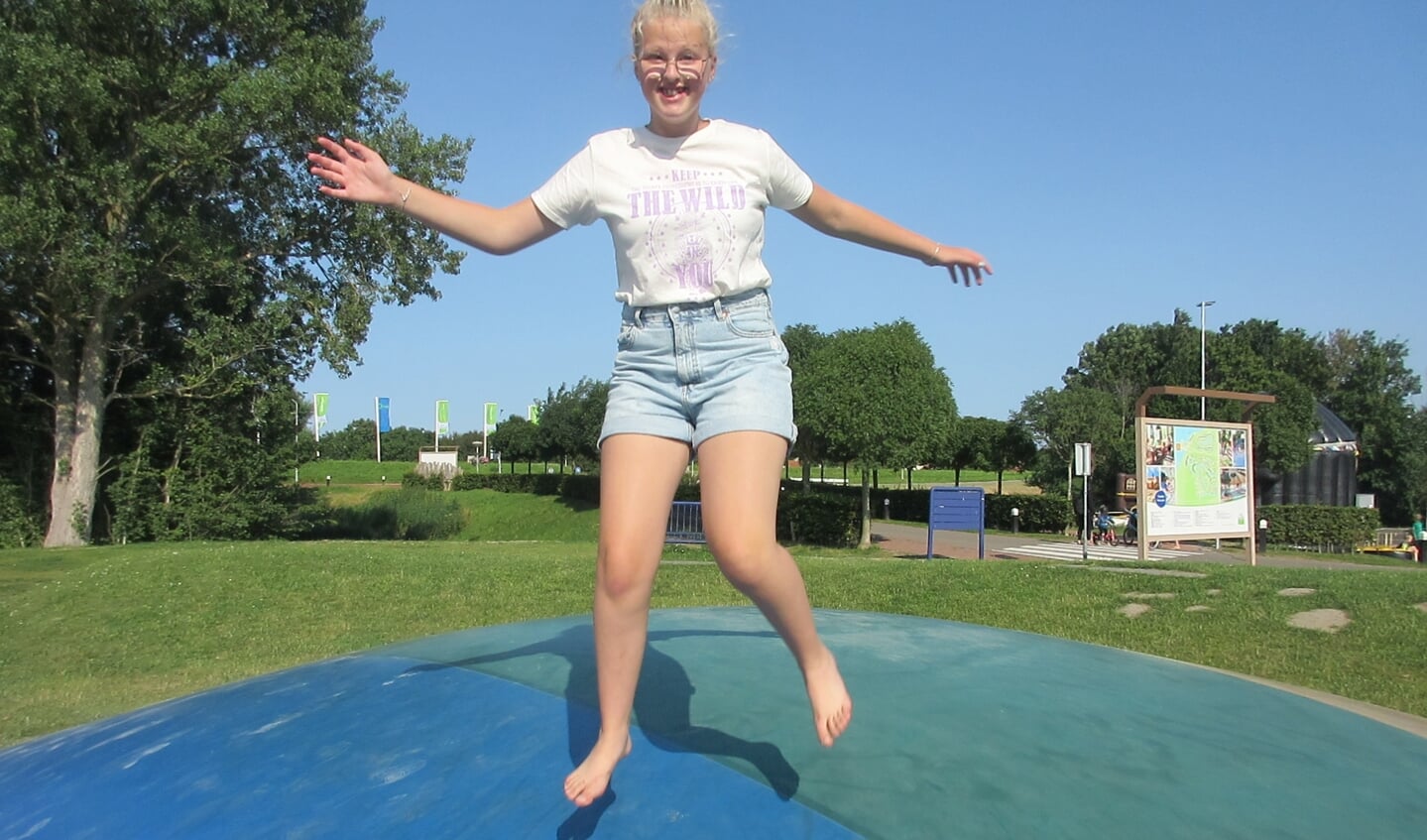 Angelina van Hunnik, 13 jaar uit Lunteren. Dolblij op het springkussen bij het vakantiepark. Het plezier is van het gezicht van Angelina af te lezen. De foto is tijdens onze vakantie gemaakt op 22 juli 2021 bij Landal Port Greve in Zeeland.