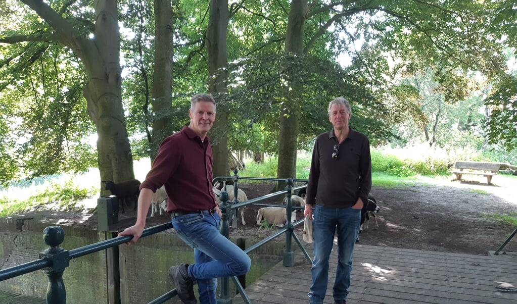 'Op deze oude maar nog in werking zijnde damsluis moeten we zuinig zijn', stellen Frans ter Maten en André van Uum van waterschap Vallei en Veluwe.'