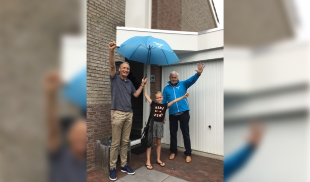 raadsleden IJzerman en Pors met prijswinnares Ilse Oussoren.