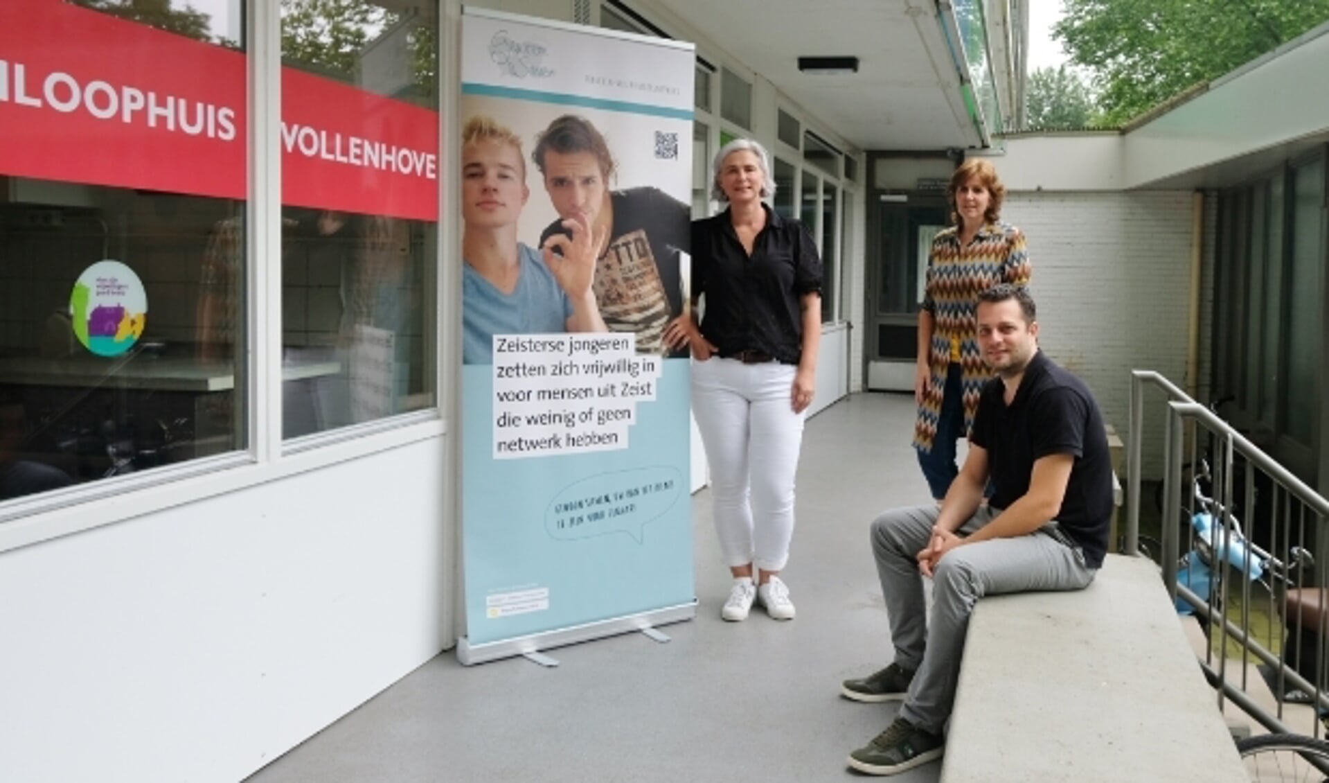 Rianne Verduin (midden) werkt samen met vrijwilligers Petra de Korte en Rik van der Noord. 