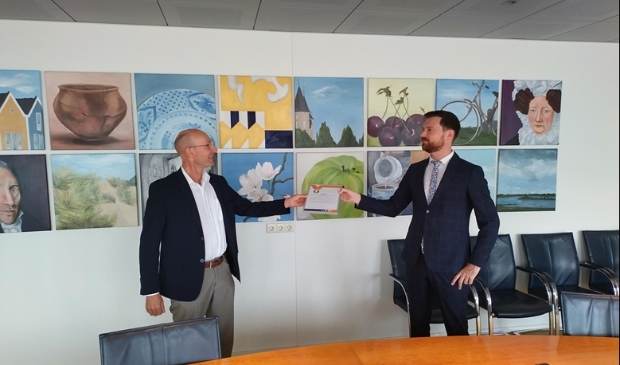 <p>Wethouder Bos ontvangt de oorkonde uit handen van Joost Uytewaal, voorzitter van Ondernemend Houten </p>