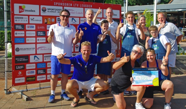 <p>Afgevaardigde van Lisidunahof met de organisatie van het LTV Leusden bedrijventoernooi</p>
