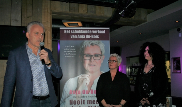<p>Peter R. de Vries schreef het voorwoord en was in Putten aanwezig bij de presentatie van het boek 'Nooit meer hetzelfde' van Anja du Bois. Rechts co-auteur Marlou Roossink.</p>