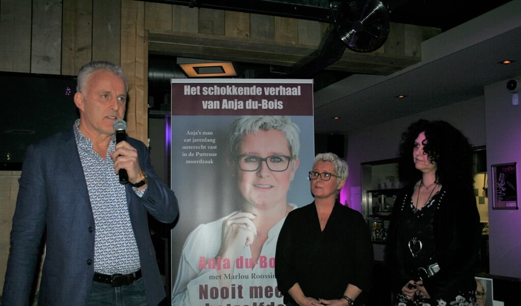 Peter R. de Vries schreef het voorwoord en was in Putten aanwezig bij de presentatie van het boek 'Nooit meer hetzelfde' van Anja du Bois. Rechts co-auteur Marlou Roossink.