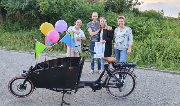 De betrokkenen bij de bakfiets. V.l.n.r. Jeroen Balk, Pieter Steenhuizen, Angela Steenhuizen en Marjan Dijkstra.
