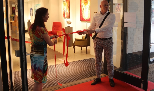 Hewt rode lint wordt aan getrokken ter aankondiging van de officieel opening van de galerie.