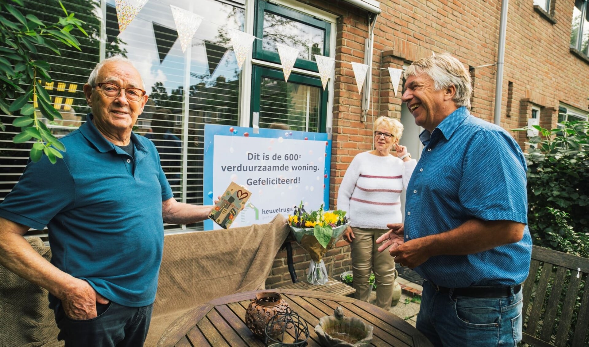 Directeur Jos Sleyfer van Heuvelrug Wonen (rechtsvoor), zette de bewoners in het zonnetje.