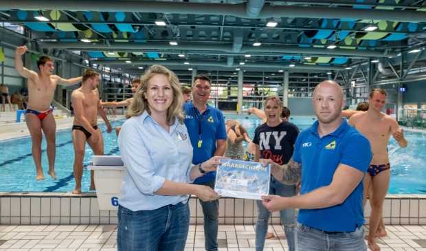 <p>Manon Caron en Jeroen Westerbrink met op de achtergrond Karin van Hensbergen van de stichting en coach Guido Schreuder.</p>