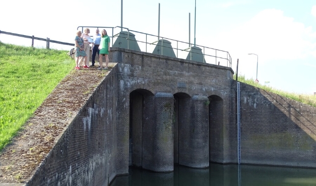 <p>Wil Kosterman (linksvoor) in 2019 bij de Inundatiesluis. Toen werden drie fietsroutes gepresenteerd langs de Nieuwe Hollandse Waterlinie. </p>