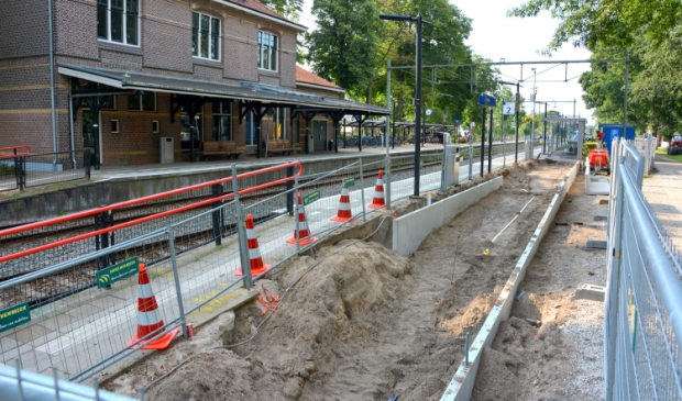 <p>Op het station van Lunteren worden de perrons en paden breder gemaakt. </p>