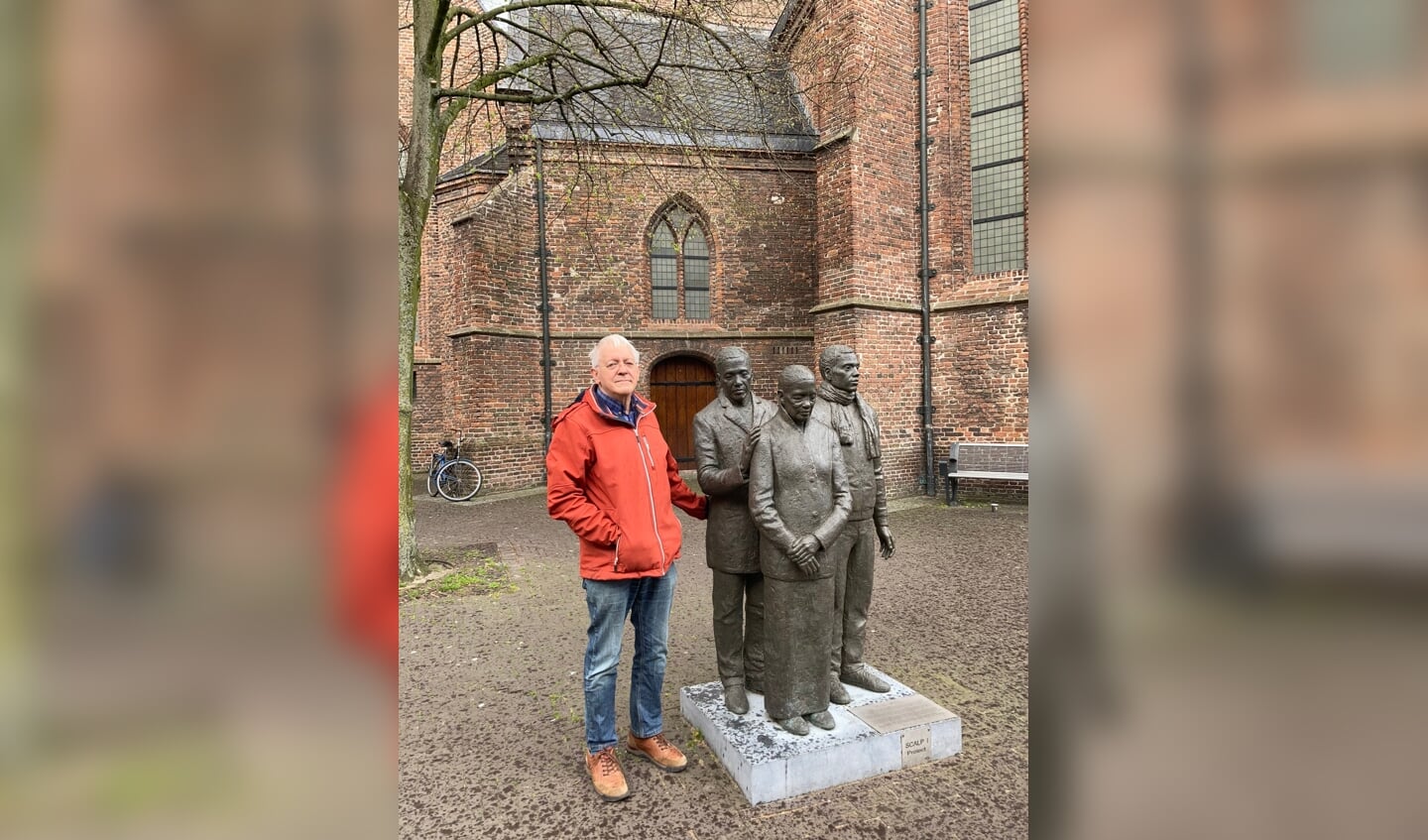 Gerjan Crebolder bij het beeld 'Moeder, zoon, kleinzoon'.