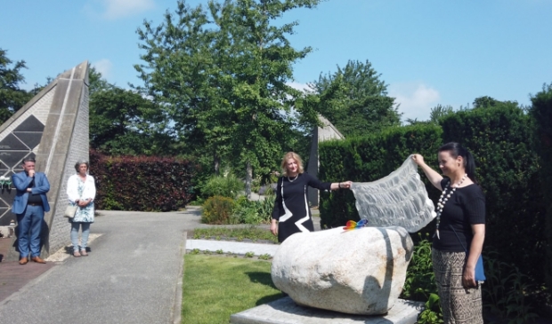 <p>Onthulling van het kunstwerk in de vlindertuin door Reinie Melissant en (glas)kunstenares Marleen van Zwienen.</p>