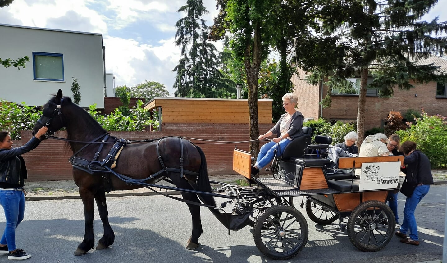 Ouderen rijden mee op de menwagen