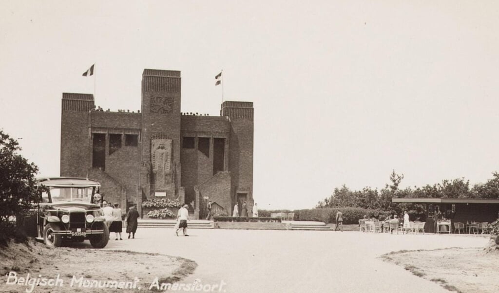 Het Belgenmonument omstreeks 1935. Op de voorgrond zien we een bus met toeristen staan die het monument kunnen beklimmen. 