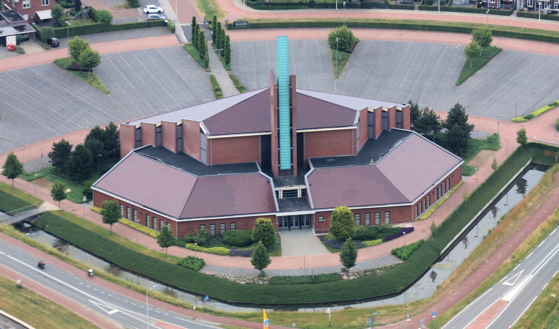 De Adullamkerk van de Gereformeerde Gemeente Barneveld Zuid.